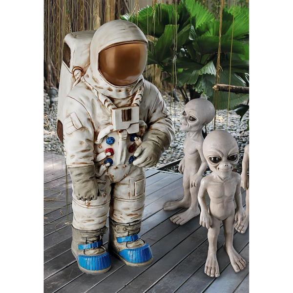 Design Toscano Moon Man Astronaut Statue KY47117